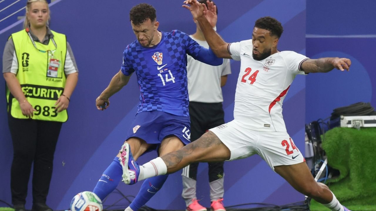 Reece James (à gauche), Anglais, en action face à Antoine Semenyo (à droite), Ghanéen, lors du match de phase de groupes de la Coupe du Monde de la FIFA 2026 opposant l'Angleterre au Ghana, à Boston, Massachusetts, États-Unis, le 23 juin 2026. EFE