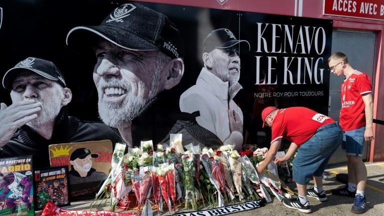 Plus d'un millier de supporters ont rendu hommage jeudi soir à Éric Roy, l'entraîneur de Brest décédé à 58 ans des suites d'un cancer du pancréas, lors d'un rassemblement devant le stade Francis-Le Blé.