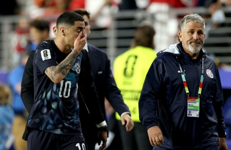 Le Paraguayen Miguel Almiron quitte le terrain après son expulsion en vertu des nouvelles règles interdisant aux joueurs de se couvrir la bouche lors d'une confrontation avec un adversaire. GETTY IMAGES NORTH AMERICA/AFP Richard HEATHCOTE