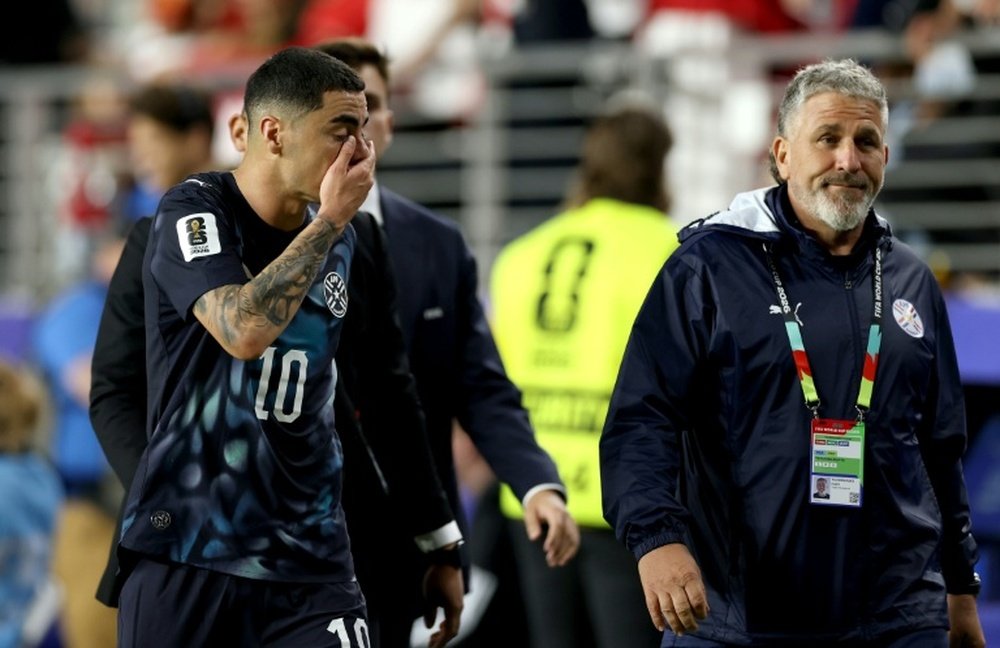 Le Paraguayen Miguel Almiron quitte le terrain après son expulsion en vertu des nouvelles règles interdisant aux joueurs de se couvrir la bouche lors d'une confrontation avec un adversaire. GETTY IMAGES NORTH AMERICA/AFP Richard HEATHCOTE