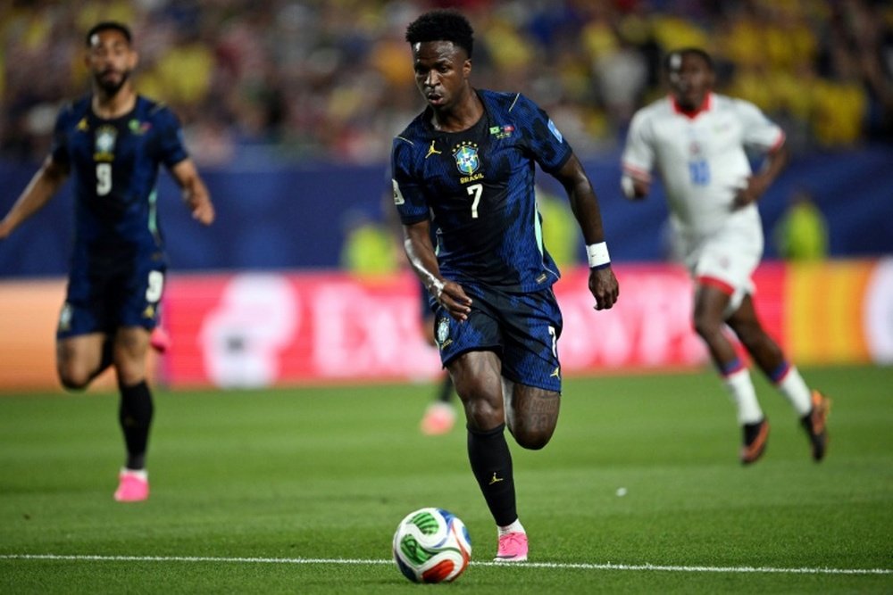 Raphinha leaves the pitch injured against Haiti. AFP