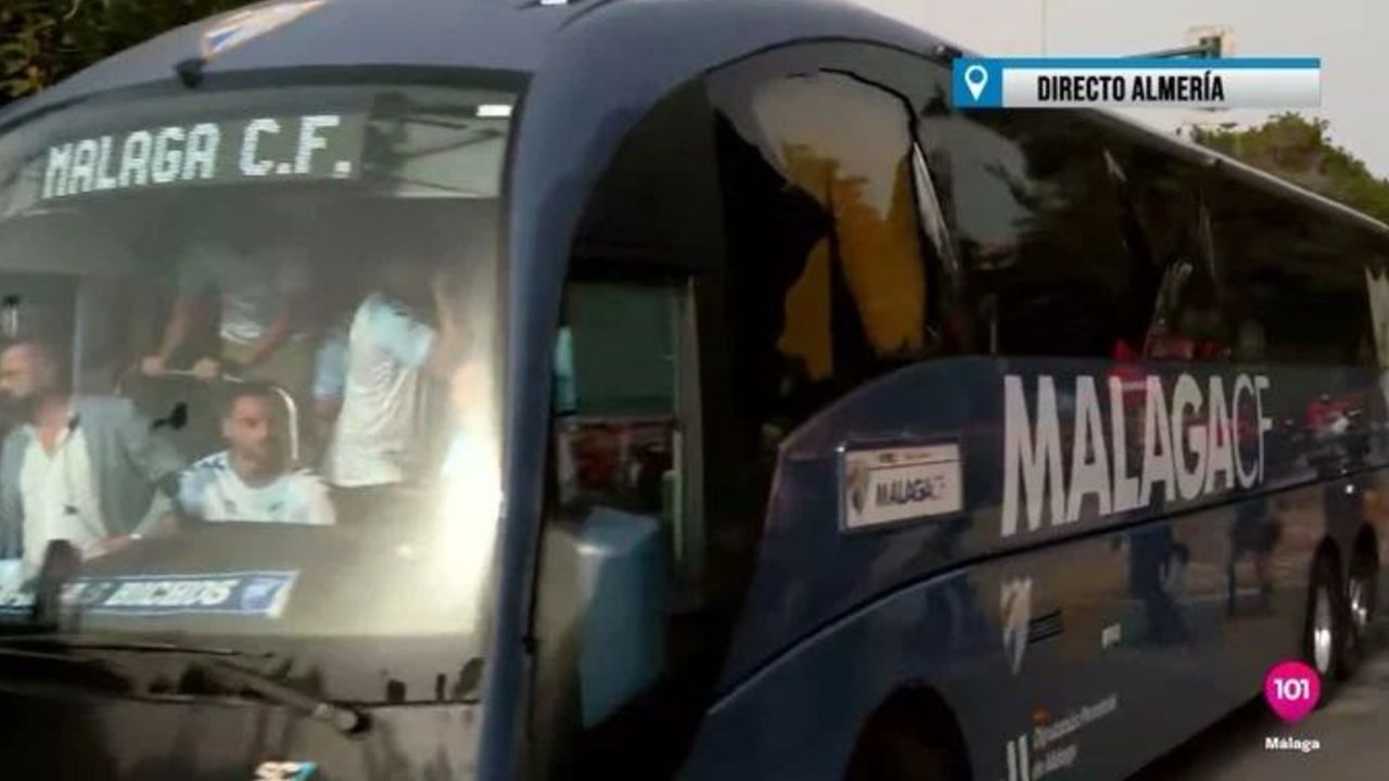 ÚLTIMA HORA: se retrasa el Almería-Málaga por el apedreamiento del bus blanquiazul