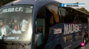 El Almería-Málaga se retrasó 30' por el apedreamiento del bus blanquiazul