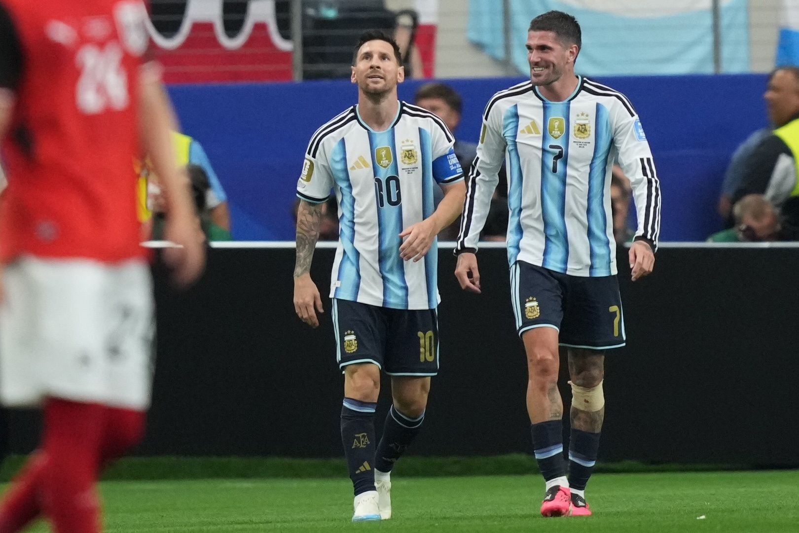 Lionel Messi (à gauche), Argentin, célèbre son but (1-0) avec son coéquipier Rodrigo De Paul lors du match de phase de groupes de la Coupe du Monde de la FIFA 2026 opposant l'Argentine à l'Autriche, à Dallas (États-Unis), le 22 juin 2026. EFE/EPA/JEFFREY