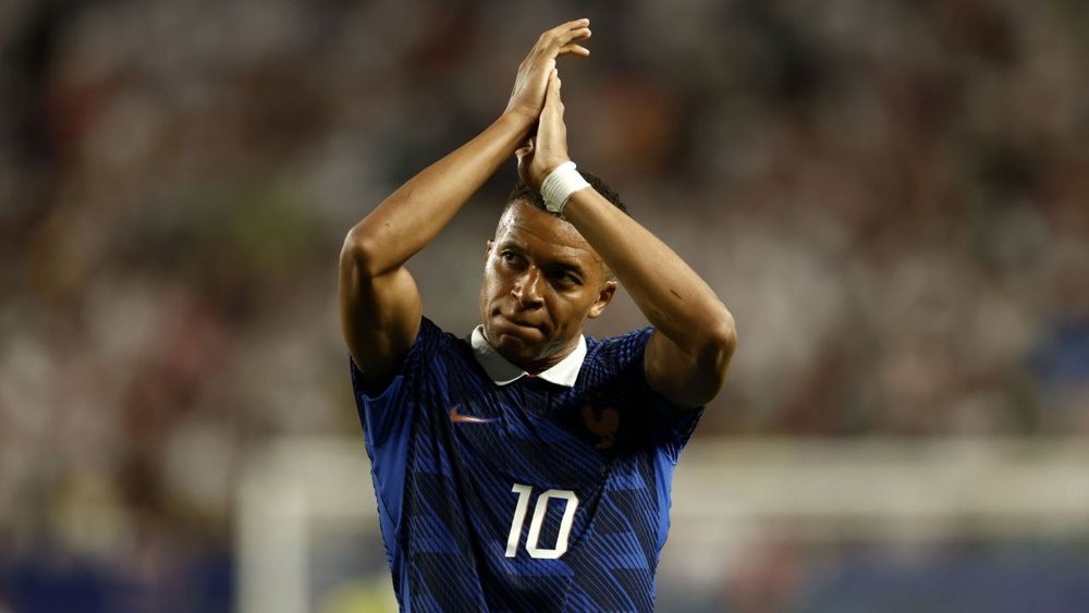 Mbappe delivers his best display as the knockout rounds start. EFE