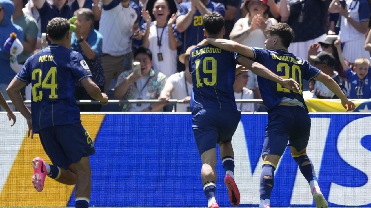 Bosnia y Herzegovina cumpió con lo establecido y venció a Catar por 3-1. Este triunfo le hace ser tercera, con 4 puntos y -1 en la diferencia de goles, y esperar para ver si es una de las mejores ocho tercera del torneo, lo que certificaría su pase a las rondas eliminatorias por primera vez en su historia.
