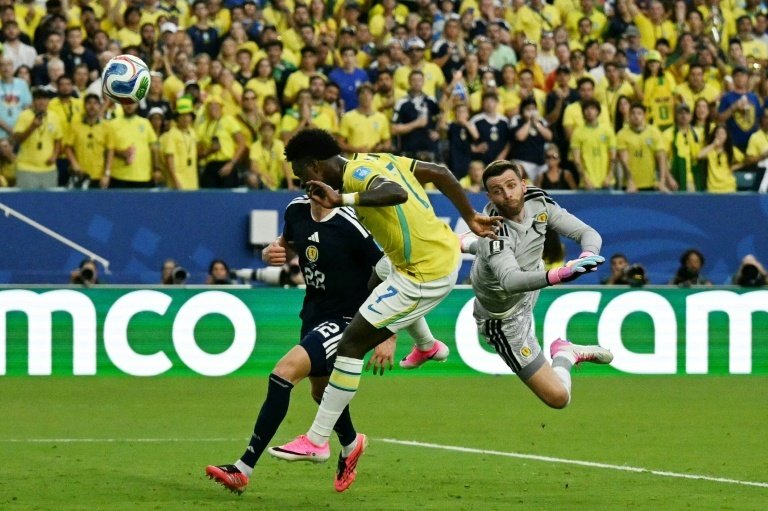 Vinicius Junior inscrit de la tête son deuxième but et celui du Brésil lors de leur victoire 3-0 contre l'Écosse en Coupe du monde mercredi. (AFP CHANDA KHANNA)
