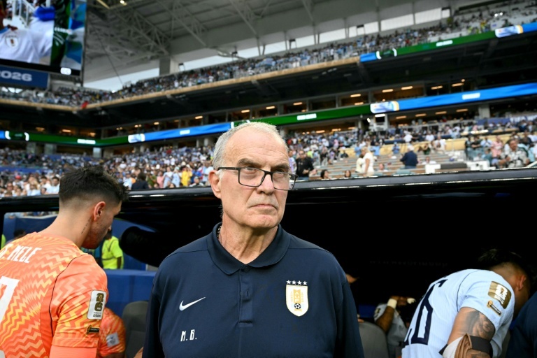 Rebelión en Uruguay: el vestuario se amotina contra Bielsa