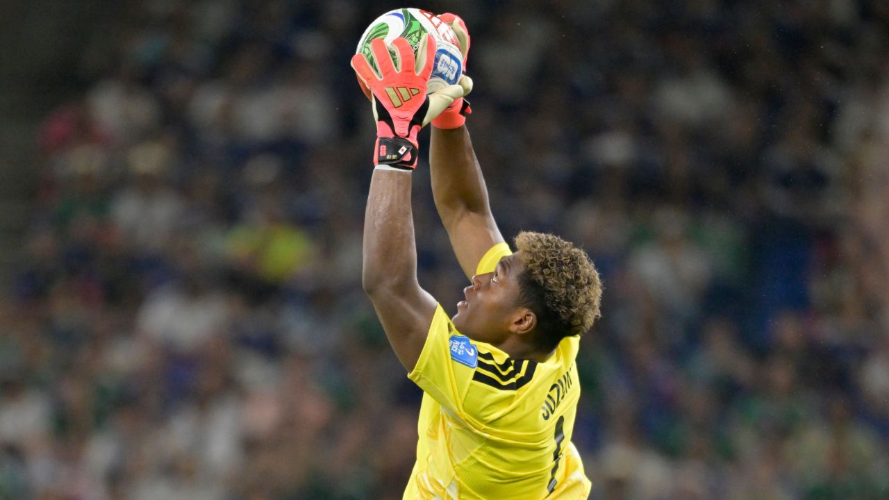 PSG step up Zion Suzuki pursuit with €35m bid to tempt Parma