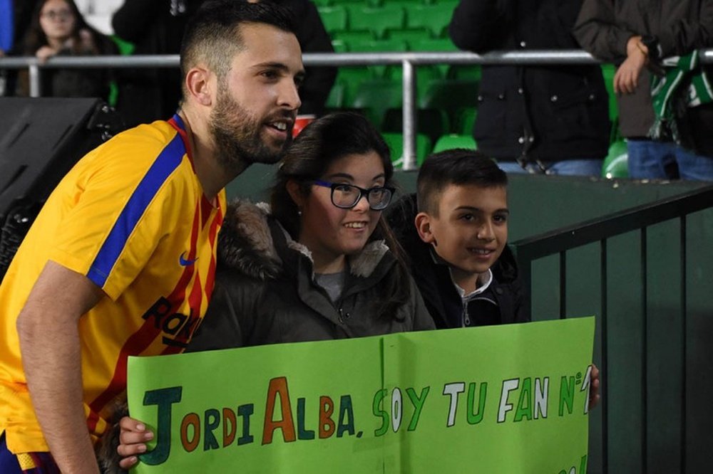 Jordi Alba regaló su camiseta al acabar el partido. BeSoccer