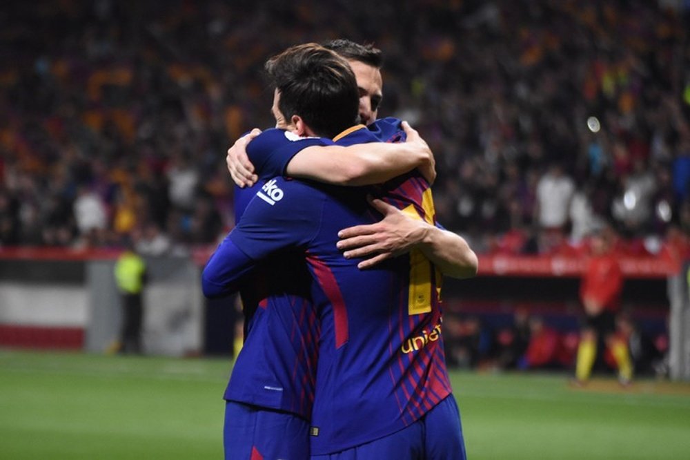 Alba y Messi, tras el 0-2 en el Sevilla-Barcelona de final de Copa del Rey 17-18. BeSoccer