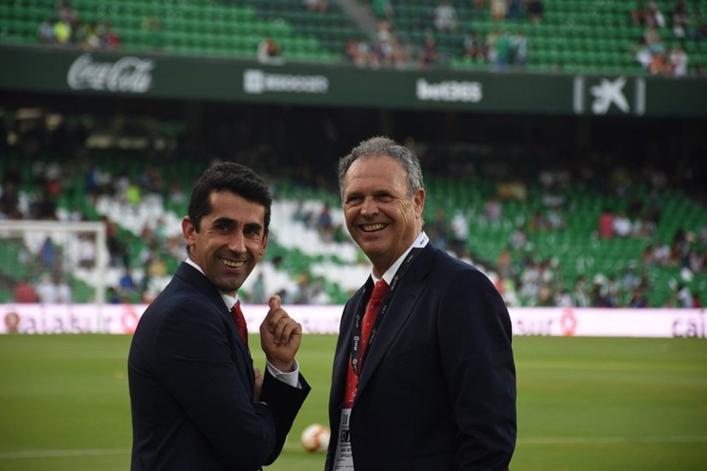 Joaquín Caparrós, sobre el césped del Benito Villamarín antes de un Betis-Sevilla de LaLiga 18-19. BeSoccer