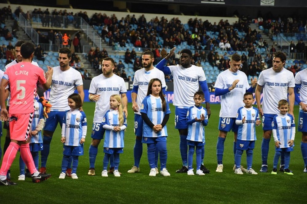 Jugadores del Málaga, con una camiseta en ánimo a Julen. BeSoccer