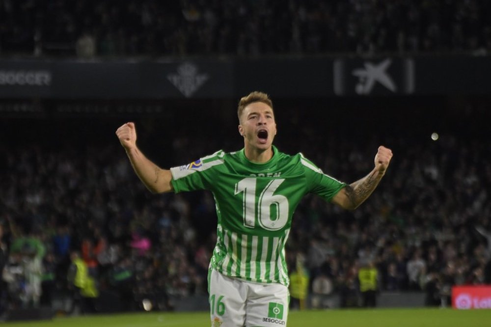 Loren Morón celebra un gol en el Betis-Sevilla de LaLiga 19-20. BeSoccer