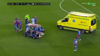 Ambulanza al Camp Nou: Araujo sviene in campo. MovistarLaLiga