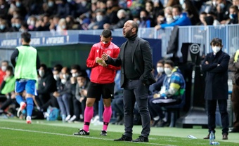 José Alberto da instrucciones en el Málaga-Sporting de la jornada 22 de la temporada 21-22 en Segunda División.