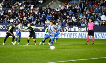 Brandon Thomas lanza un penalti durante el Málaga-Sporting de la temporada 2021-22 en La Rosaleda. Marilú Baez