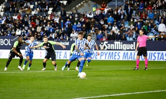 Brandon Thomas lanza un penalti durante el Málaga-Sporting de la temporada 2021-22 en La Rosaleda. Marilú Baez