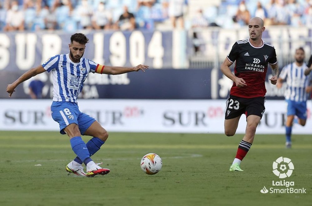 Luis Muñoz golpea el balón durante el Málaga-Mirandés de LaLiga SmarBank 2021-22. LaLiga