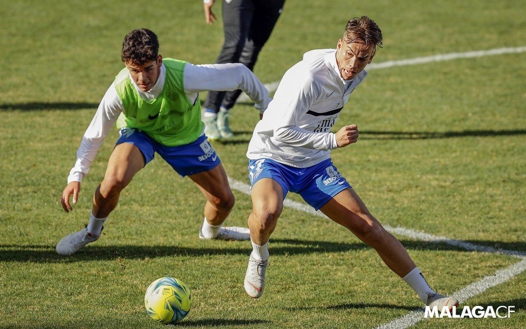 El joven Andrés Caro, en un entrenamiento del Málaga CF con Paulino. Málaga CF