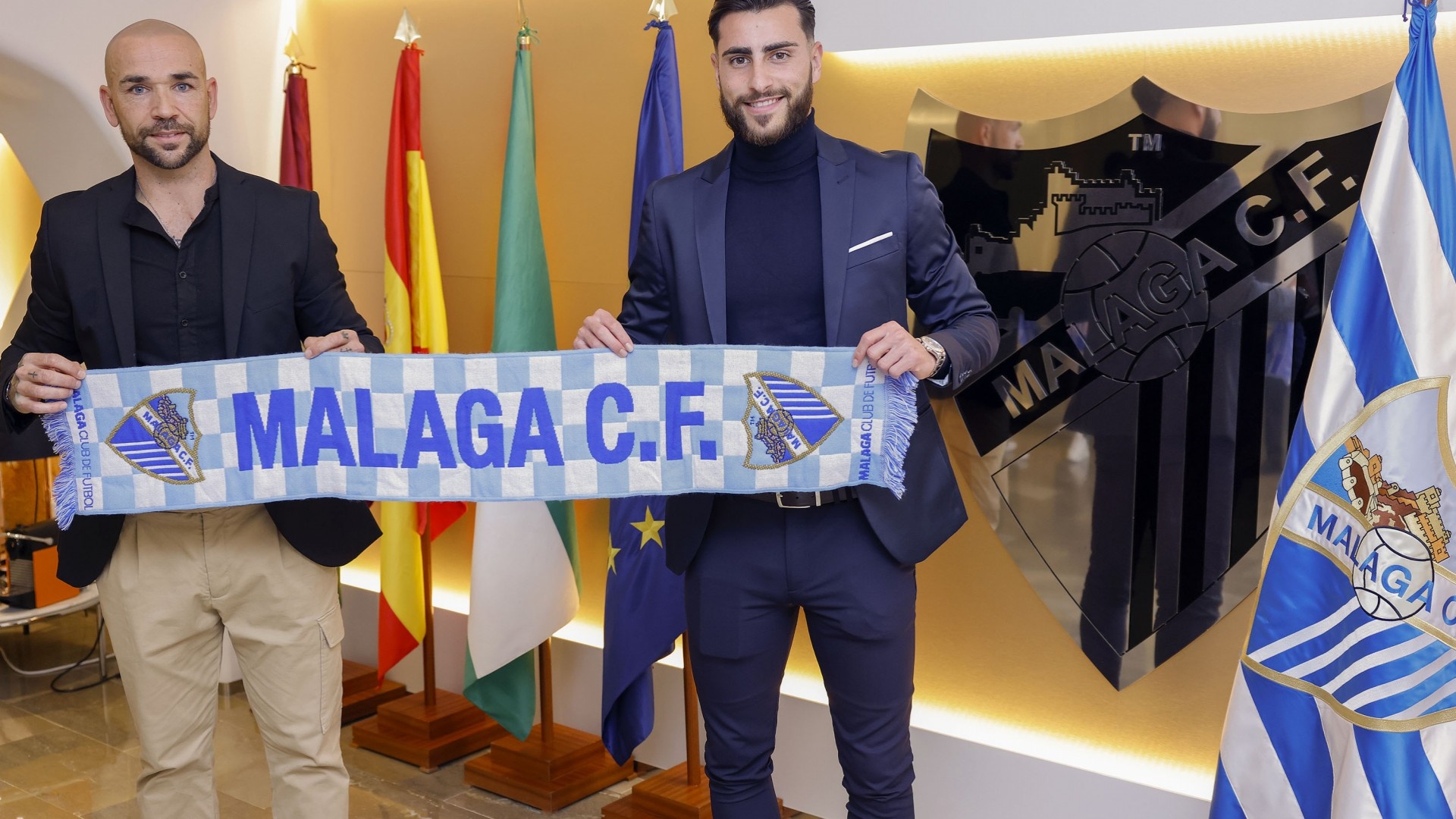 Luis Muñoz, junto a Manolo Gaspar tras firmar su renovación. Málaga CF