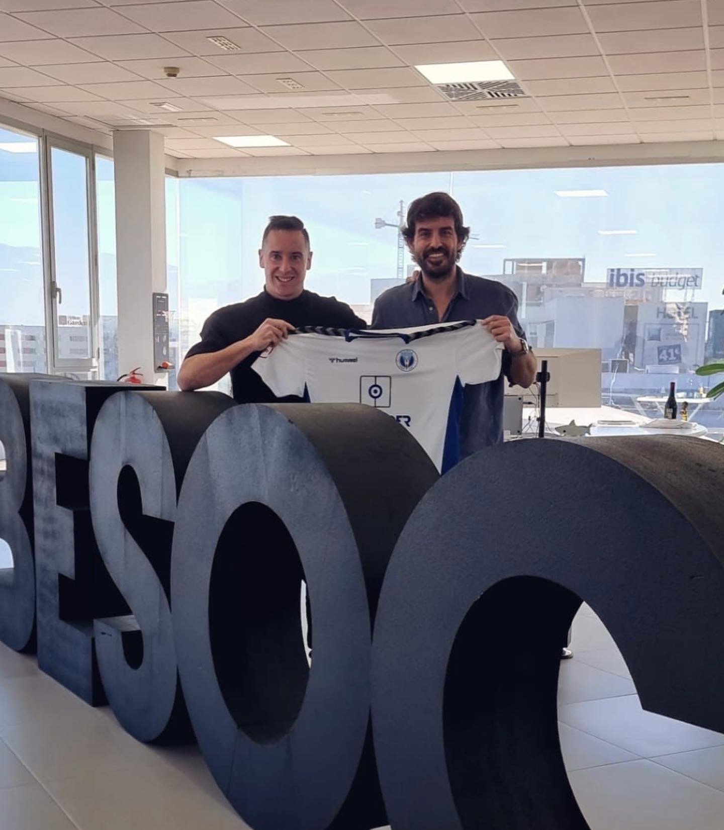 Manu Heredia, junto a Juanchu Lumbreras, en la sede de BeSoccer en Málaga. El Palo FC