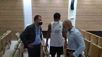 José María Muñoz junto con Escassi y Manolo Gaspar en sala de prensa de La Rosaleda. BeSoccer Málaga