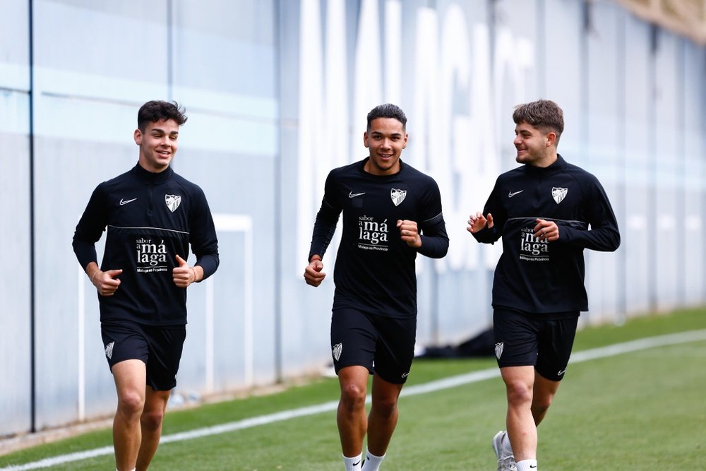 Loren Zúñiga, en el centro de la imagen, durante el entrenamiento del Málaga CF esta mañana. Marilú Báez