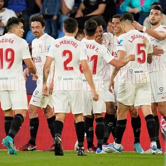 Los jugadores del Sevilla FC celebran el 1-3, obra de Jules Koundé. Sevilla FC.