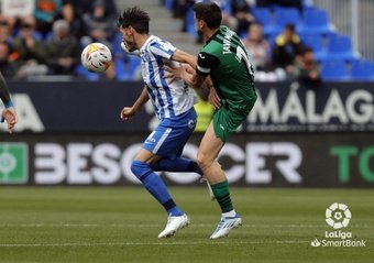Jozabed protege el balón ante Javi Muñoz durante el Málaga CF 1-3 SD Eibar de la Segunda División 2021-22. LaLiga