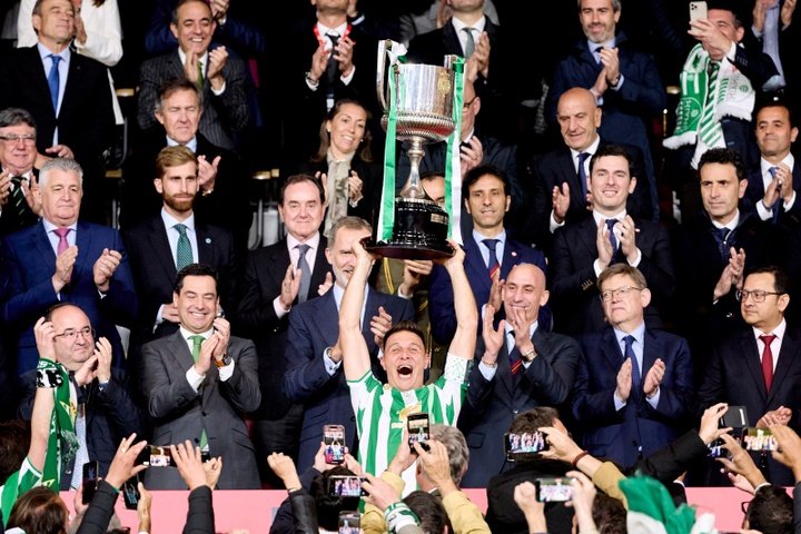 Joaquín levanta la tercera Copa del Rey del Real Betis. RFEF.