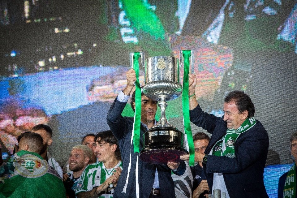 José Miguel López Catalán, junto al presidente del REal Betis, Ángel Haro, con la Copa del Rey ganada en la Cartuja (RBB)