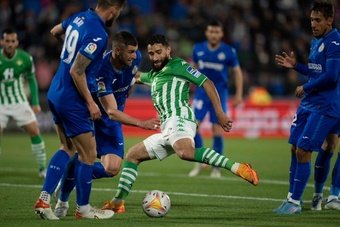 Nabil Fekir pugna por un balón en el área. (Real Betis)
