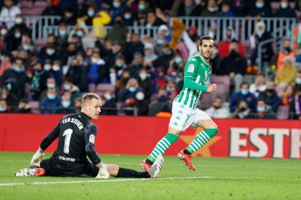 Juanmi Jiménez anota un gol ante Ter Stegen. (Real Betis)