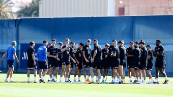 La plantilla del Málaga CF, preparada para el partido de este sábado contra el Real Oviedo en La Rosaleda. Marilú Báez