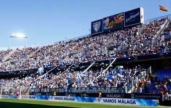 La afición del Málaga en La Rosaleda en el Málaga - Oviedo. Marilú Báez
