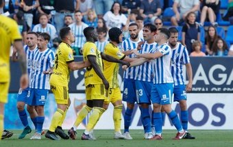 Los jugadores del Málaga, en una trifulca con los del Oviedo. Marilú Báez