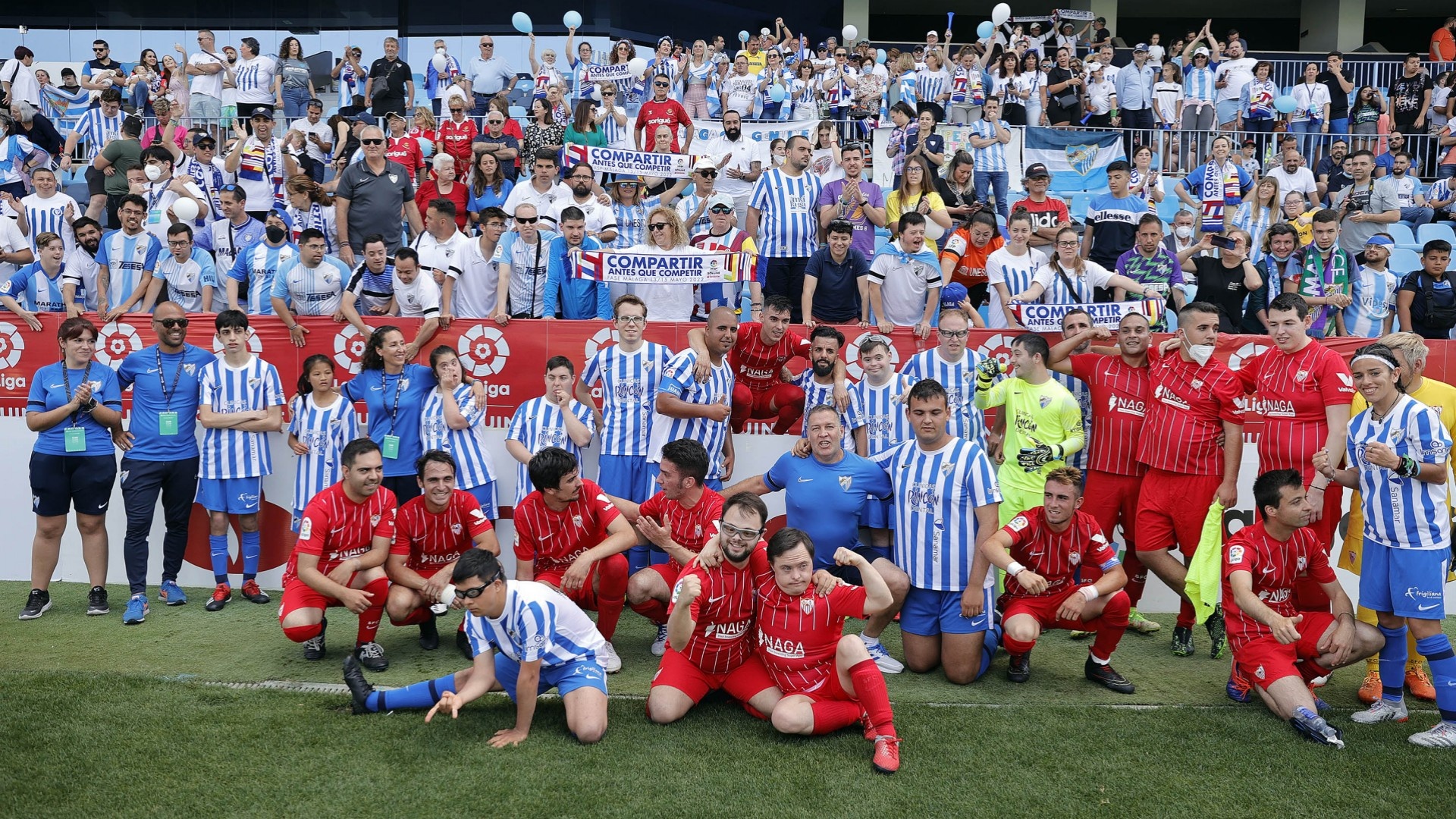Los equipos genuine del Málaga y del Sevilla se funden al término de su partido con la grada. MálagaCF
