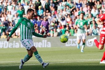 Juanmi Jiménez define ante Maximiano en el primero de sus goles ante el Granada CF. (Real Betis)