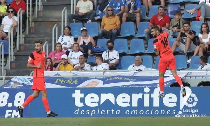 Vadillo celebra el primer gol del Málaga en Tenerife. LaLiga