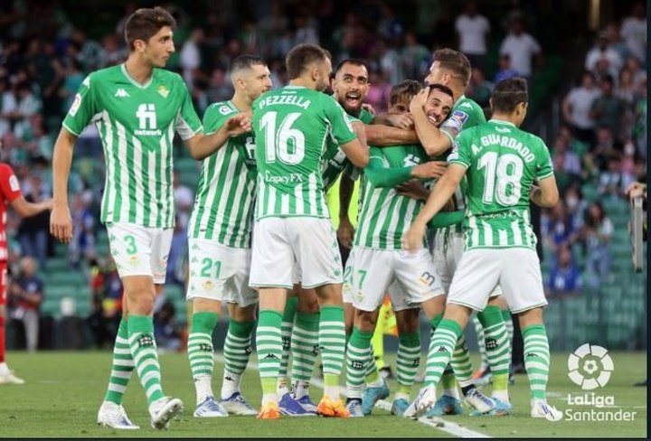 Los jugadores del Real Betis felicitan a Juanmi tras el doblete logrado ante el Granada (LaLiga)