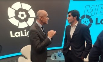 Antonio Muñoz, acalde de Sevilla, conversa con Ángel Haro durante el evento Meet LaLiga de hace unos meses en Sevilla.- Rebeca E. Parejo