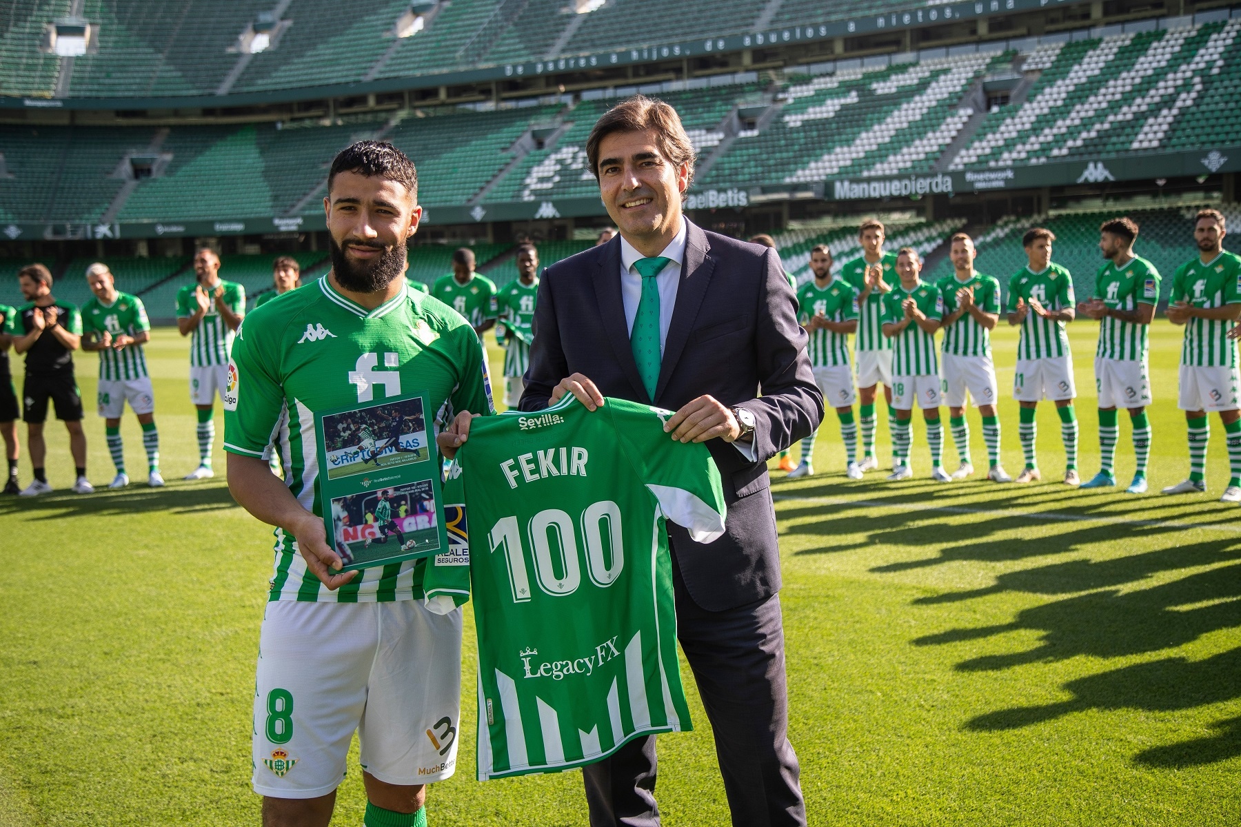 Nabil Fekir recibe de Ángel Haro, presidente del Real Betis, la camiseta conmemorativa de sus 100 partidos (RBB)