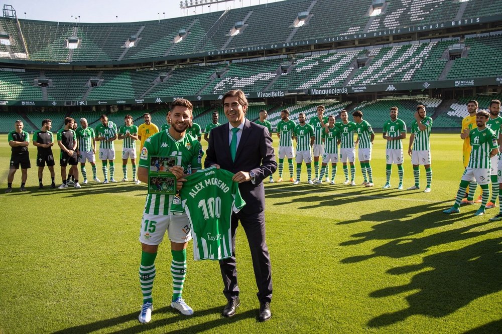Álex Moreno recibe de Ángel Haro, presidente del Real Betis, la camiseta conmemorativa de sus 100 partidos (RBB)