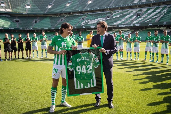 Héctor Bellerín recebe de Ángel Haro, presidente do Betis, a camisa com número de partidas.EFE