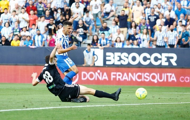 Pablo Chavarría dispara durante el Málaga-Burgos de la Segunda División 2021-22. Marilú Báez