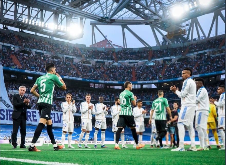 El Real Betis despidió la temporada luciendo calzonas negras en el  Santiiago Bernabéu, donde los jugadores del Real Madrid y el propio Carlo Ancelotti le hicieron el pasillo. La campaña próxima, con Hummel, las lucirá también de local .- RBB