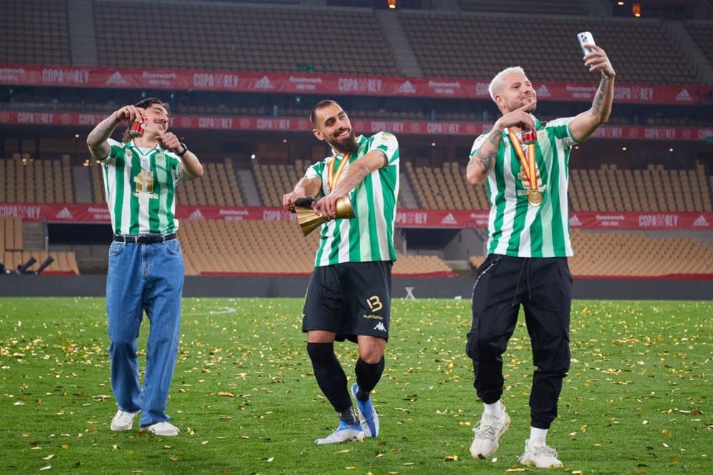 Héctor Bellerín baila sobre el césped del estadio de la Cartuja junto a Borja Iglesias y Aitor Ruibal tras ganar la Copa del Rey.- RBB