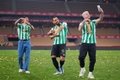 Héctor Bellerín baila sobre el césped del estadio de la Cartuja junto a Borja Iglesias y Aitor Ruibal tras ganar la Copa del Rey.- RBB
