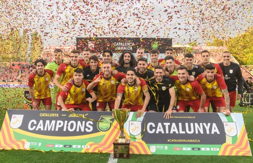 Los jugadores de la selección catalana posan con el trofeo logradp al ganar a Jamaica.-  FCF
